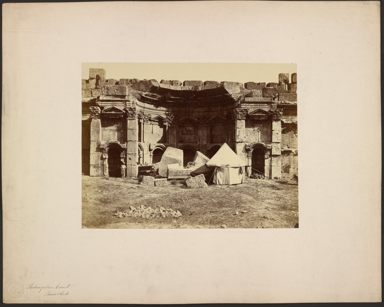 Rektangulær gård, Baalbek af Félix Bonfils