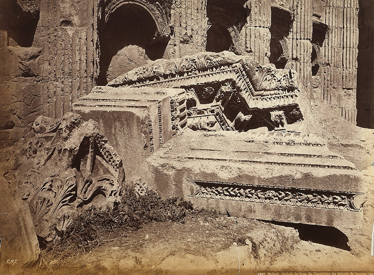 Ruiner af en frise fra Jupitertemplet eller Soltemplet, i den arkæologiske zone Heliopolis eller Baalbek, gammel syrisk by, nu Libanon af Félix Bonfils
