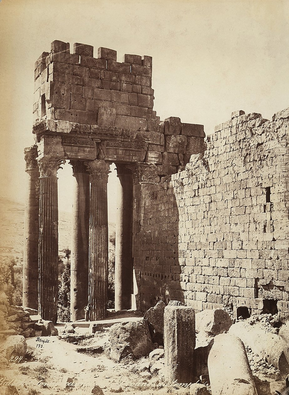 Ruinerne af Jupitertemplet eller Solen, i den arkæologiske zone Heliopolis eller Baalbek, gammel syrisk by, nu Libanon af Félix Bonfils