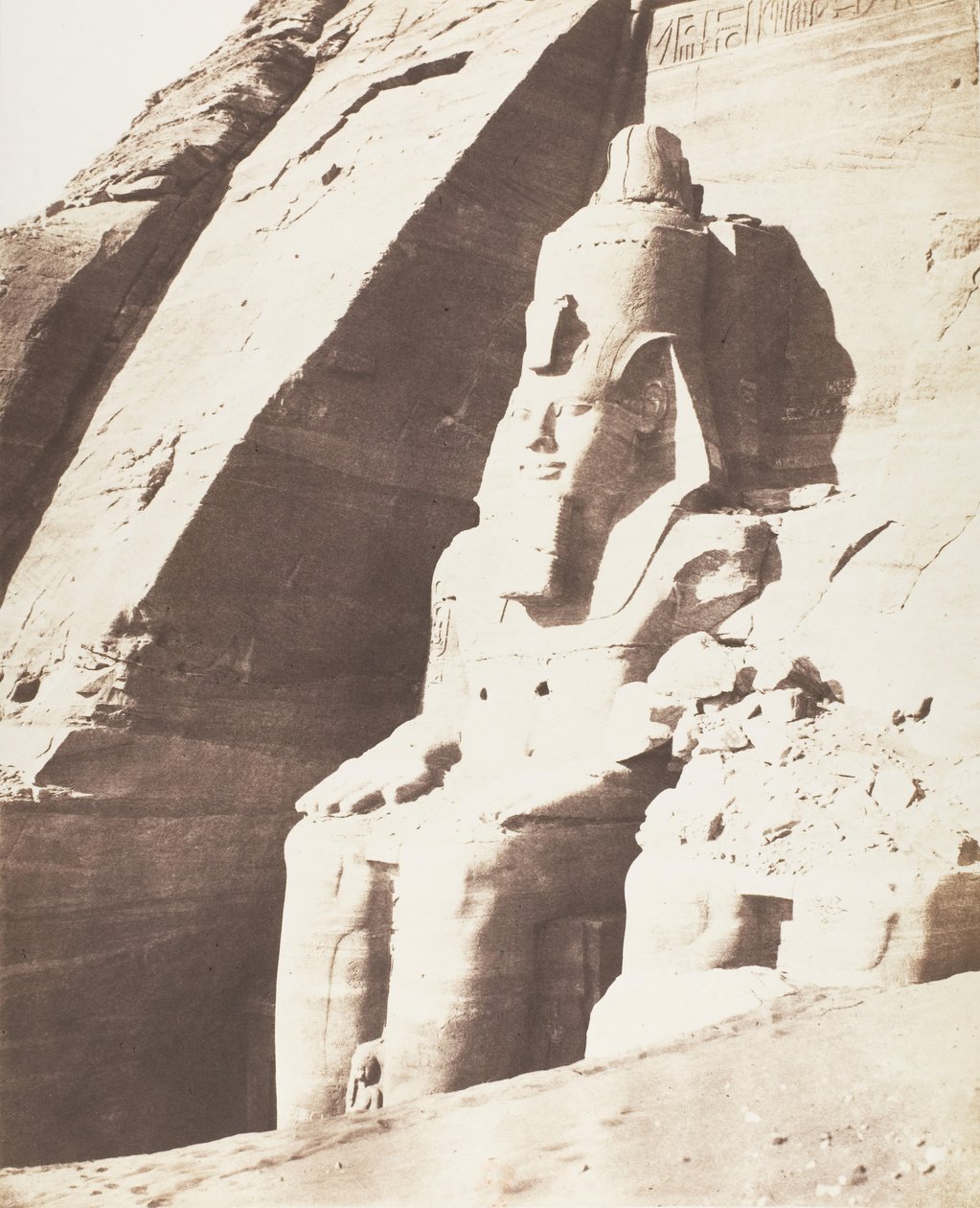 Abou Sembil, Grand Spéos - Kolossale statuer, trekvartudsigt, 1851-52, trykt 1853-54. af Félix Teynard