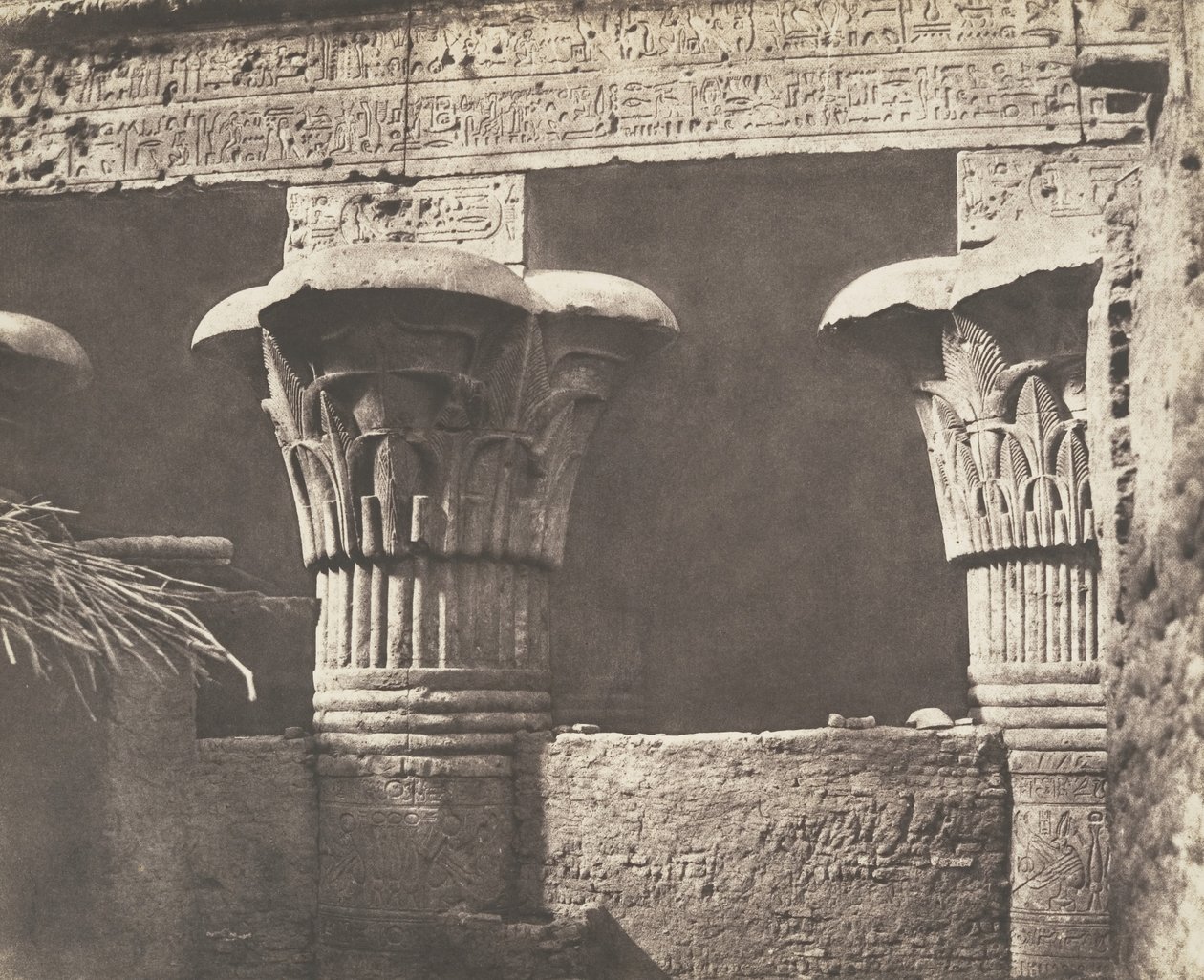 Esneh Latopolis, Sandy Construction - Architrave, Shafts and Capitals, 1851-52. af Félix Teynard