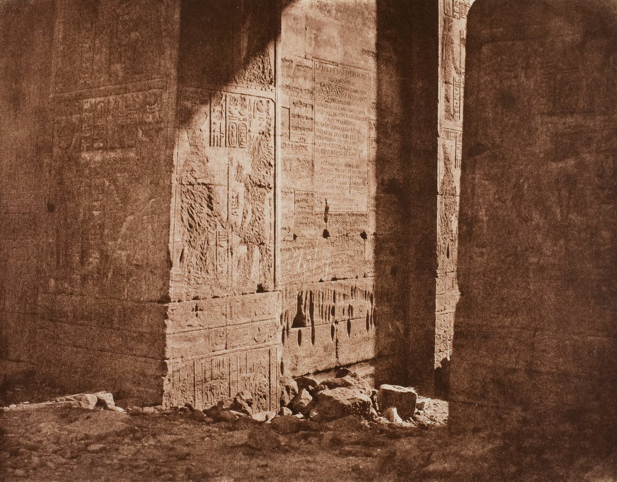 Første pylon - fransk inskription udskåret på den østlige forfang ved punkt H, Island of Fila.., 1851 af Félix Teynard