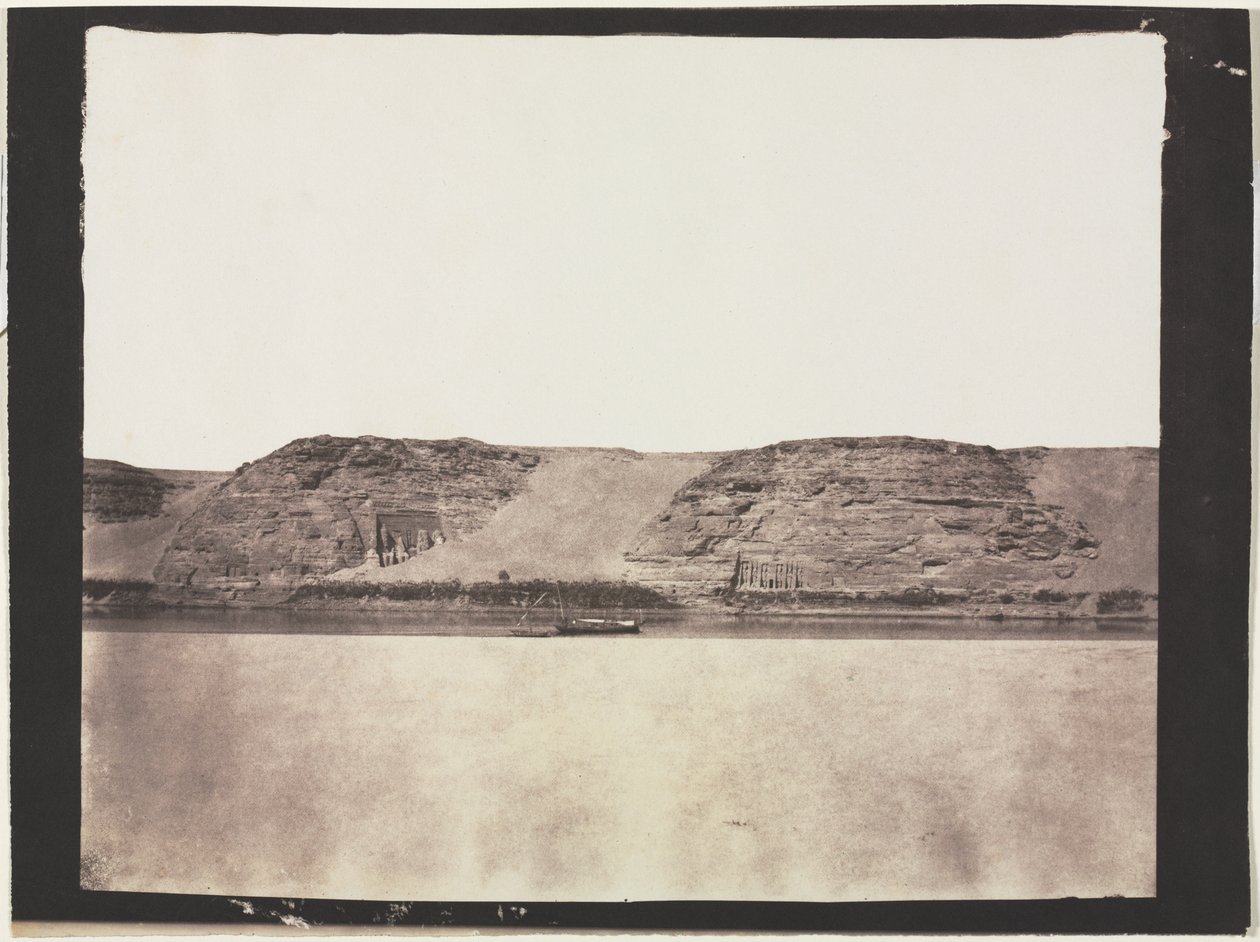 Generel visning af monumenter hugget ind i grundfjeldet med fotografens Dahabieh. Abu Simbel af Félix Teynard