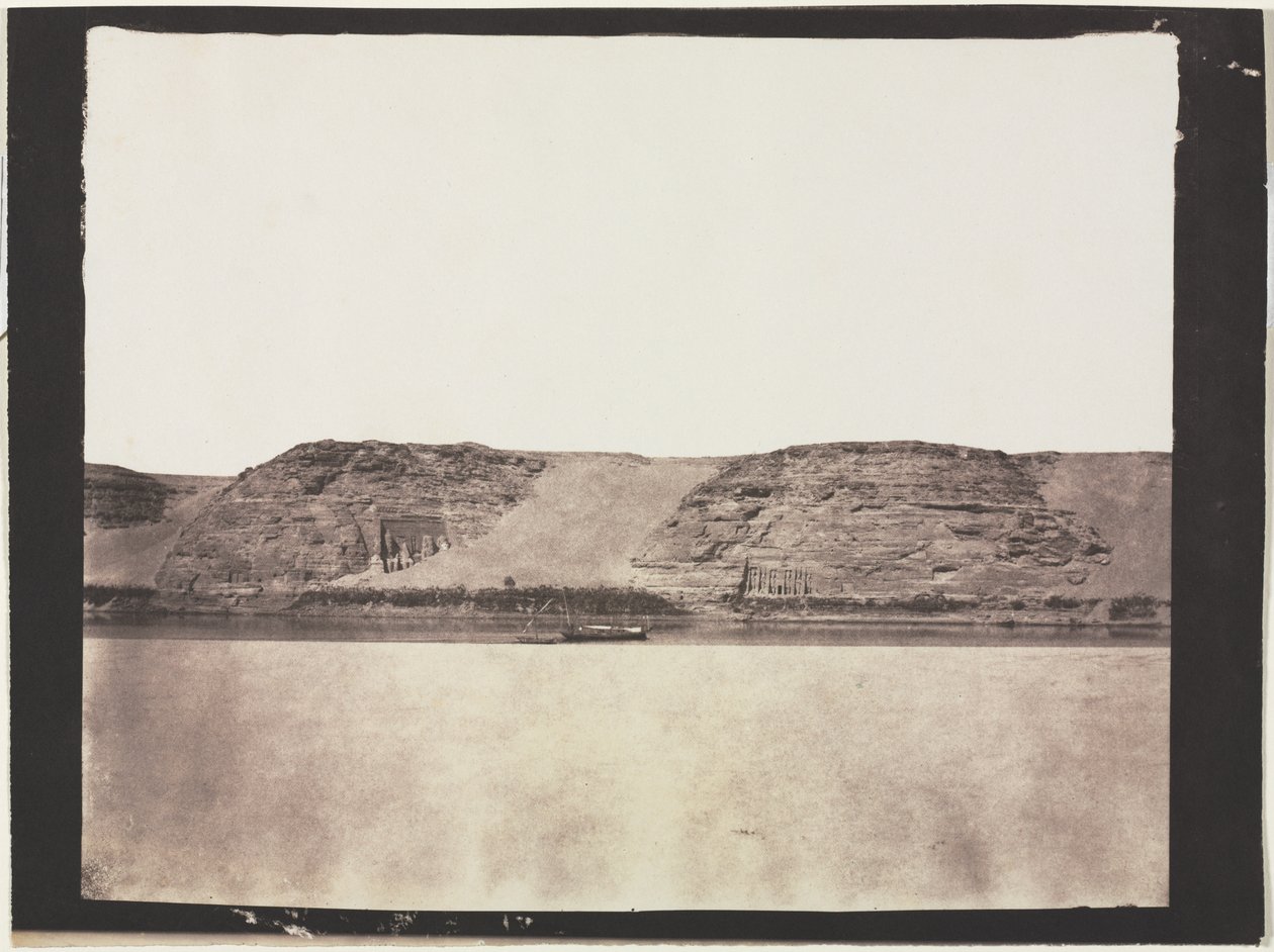 Generelt syn på monumenter hugget ind i grundfjeldet med fotografer Dahabieh. Abu Simbel, 1851-1852. af Félix Teynard