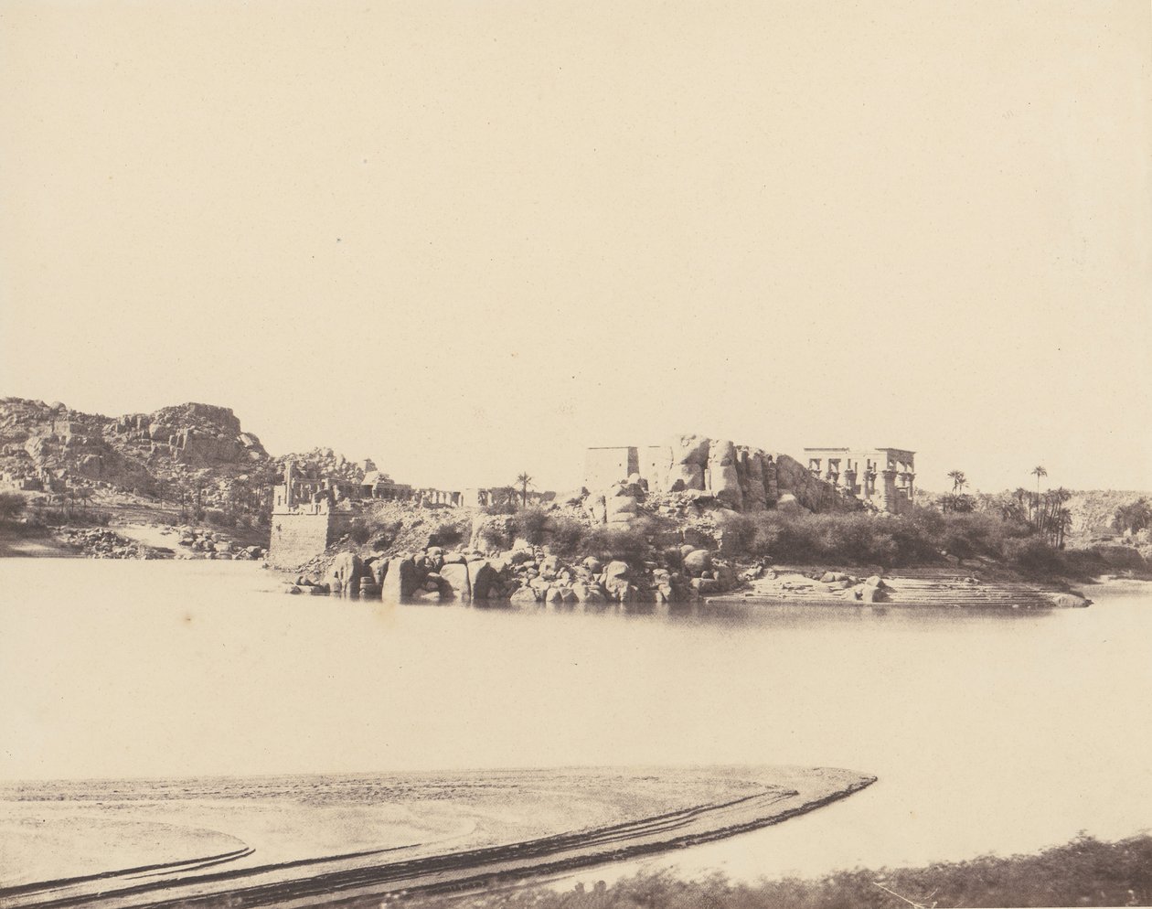 Øen Fileh Philæ, overblik taget fra sydøst ved punkt B, 1851-52, trykt 1853-54. af Félix Teynard