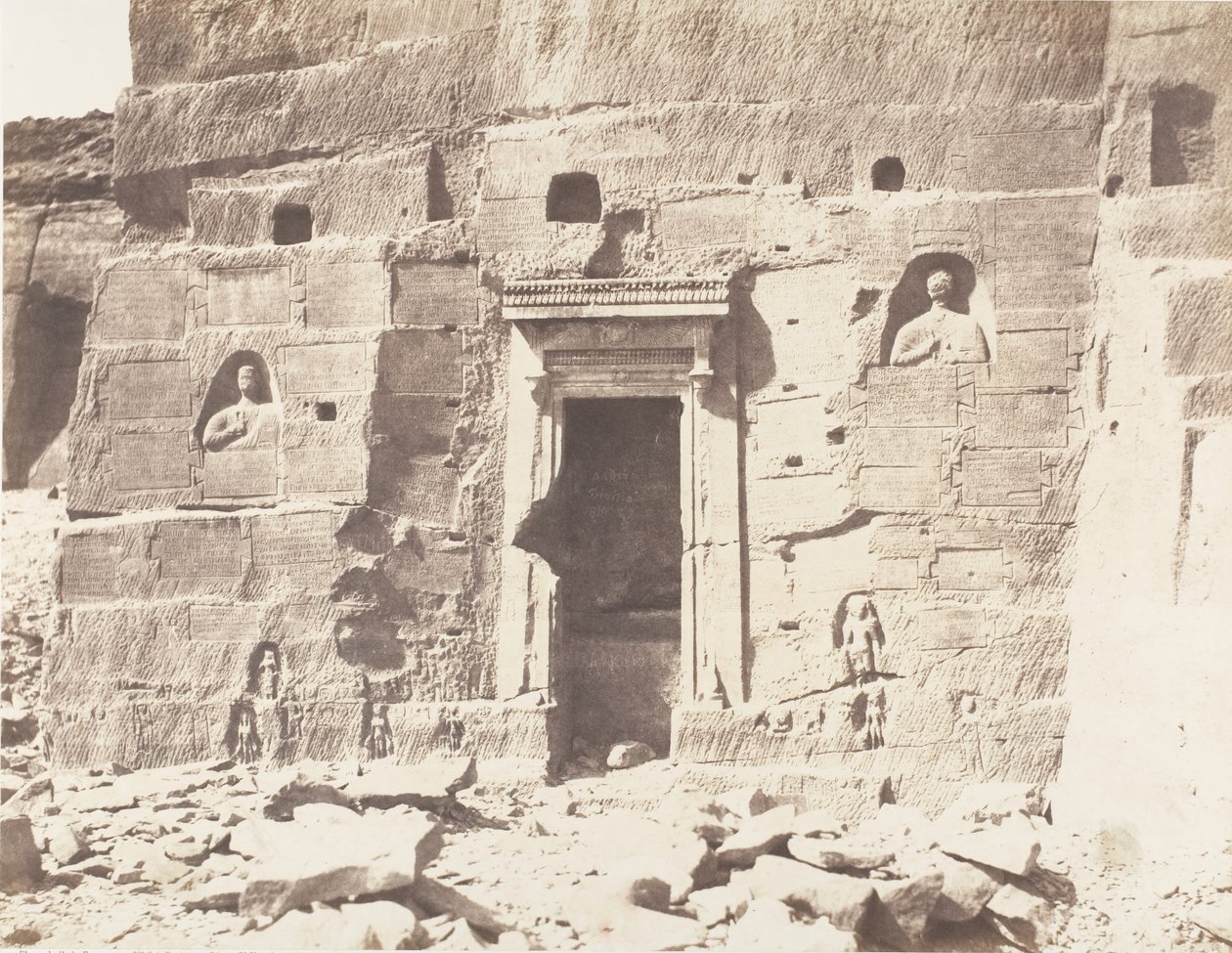 Kardâcy, helligdom, nicher og inskriptioner hugget i stenbrudene, 1851-52, trykt 1853-54. af Félix Teynard