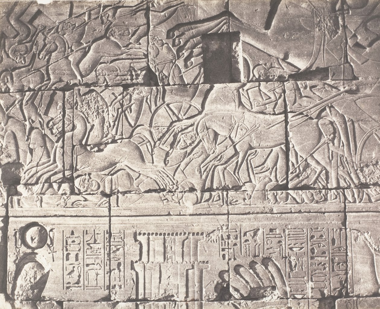Karnak Theben, paladsindhegning - detaljer om skulpturer ved punkt O, 1851-52, trykt 1853-54. af Félix Teynard