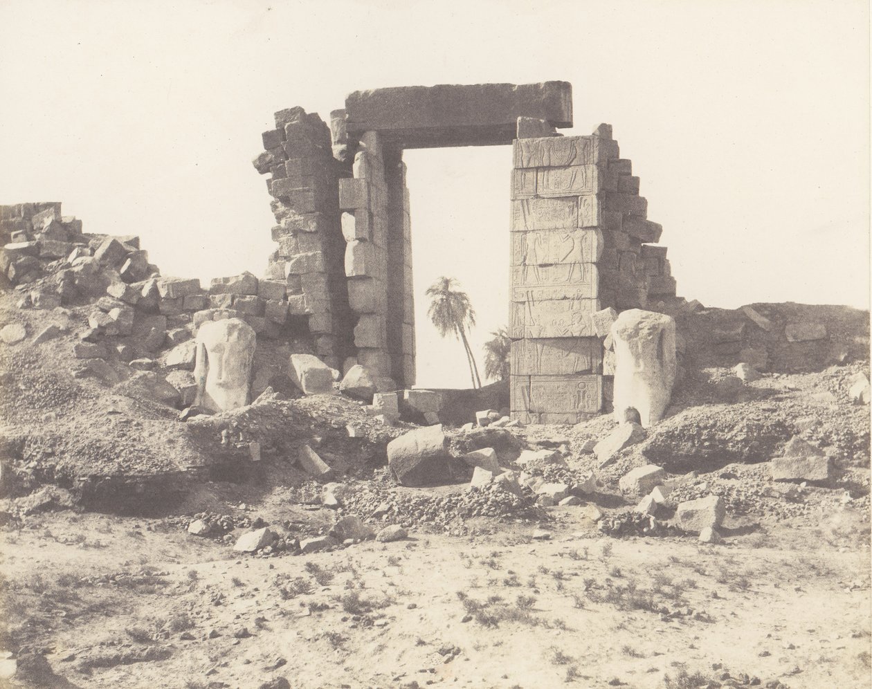 Karnak Theben, First Pylon - Ruins of the Gate and the Colossi, ..., 1851-52, trykt 1853-54. af Félix Teynard