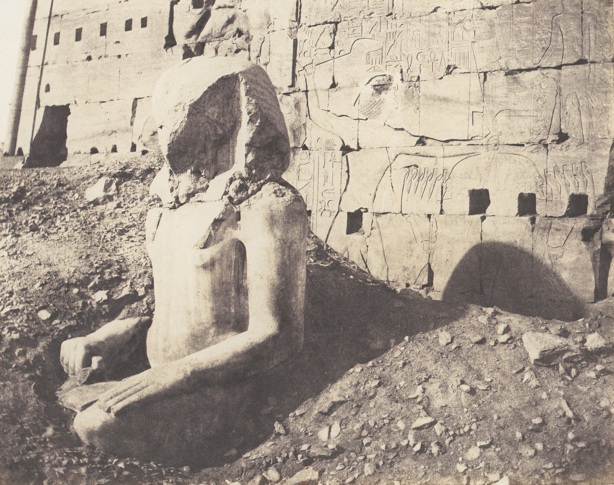 Karnak Theben, Tredje Pylon - Colossus of Limestone Spath, i D, 1851-52, trykt 1853-54. af Félix Teynard