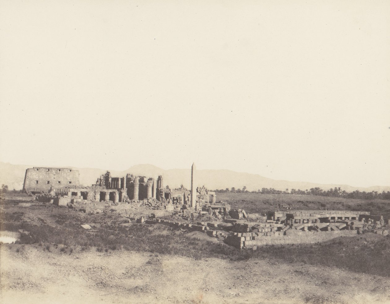 Karnak Theben, Generelt syn på ruinerne taget fra sydøst, i T, 1851-52, trykt 1853-54. af Félix Teynard