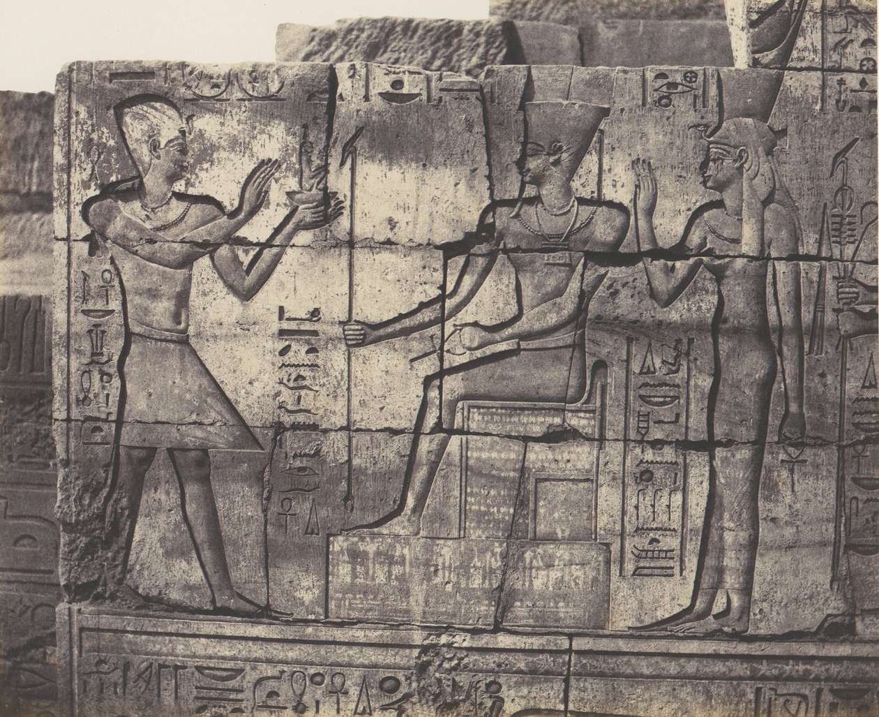 Karnak Theben, Bygning i ruiner - Skulpturer fra den indre mur..., 1851-52, trykt 1853-54. af Félix Teynard