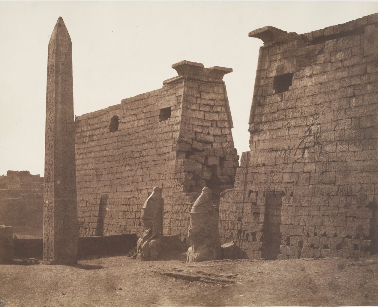 Luxor Theben, tidligere konstruktion - Colossi Pylon and Obelisk, 1851-52. af Félix Teynard