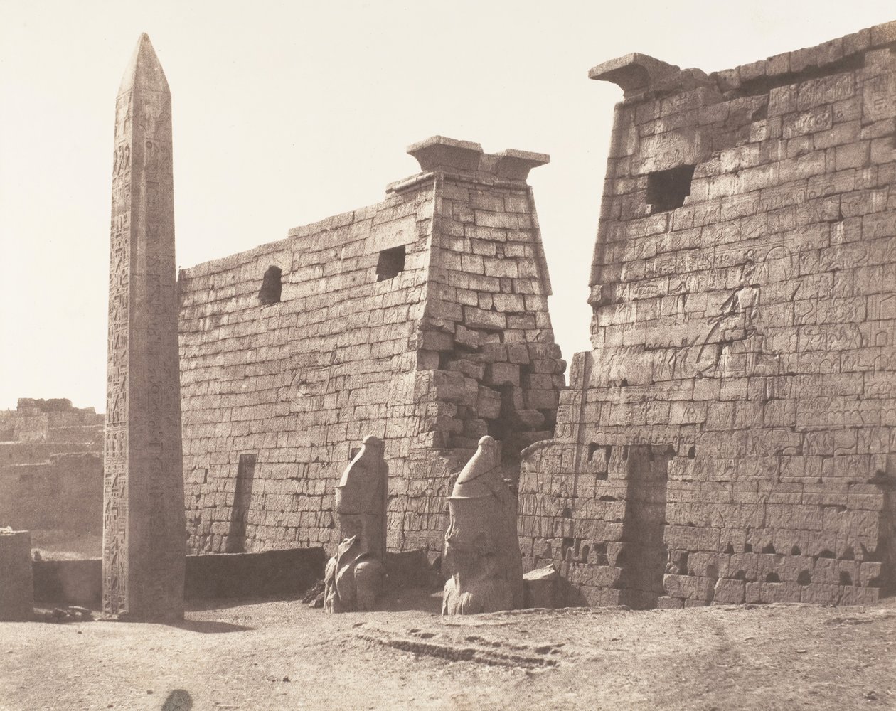 Louksor Theben, Anterior Construction - Pylon, Colossi and Obelisk, 1851-52, trykt 1853-54. af Félix Teynard