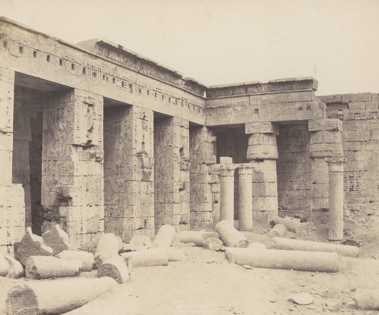 Medinet-Abu Theben. Senere konstruktioner - anden ret, 1851-52, trykt 1853-54. af Félix Teynard