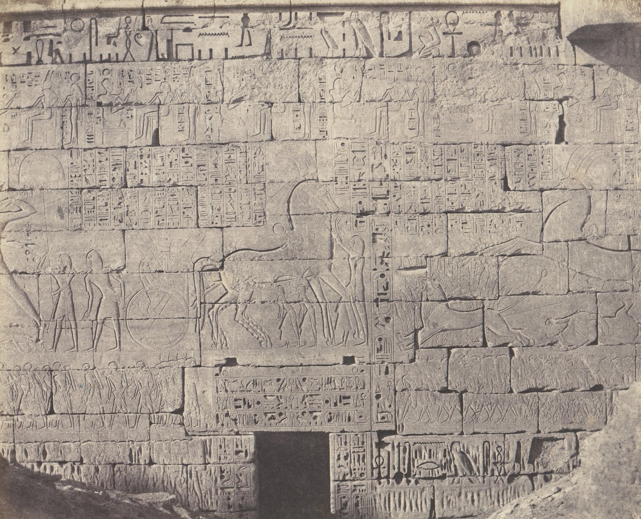 Medinet-Abou Theben, Constructions Posteriores - Fragment de Sculpt..., 1851-52, trykt 1853-54. af Félix Teynard