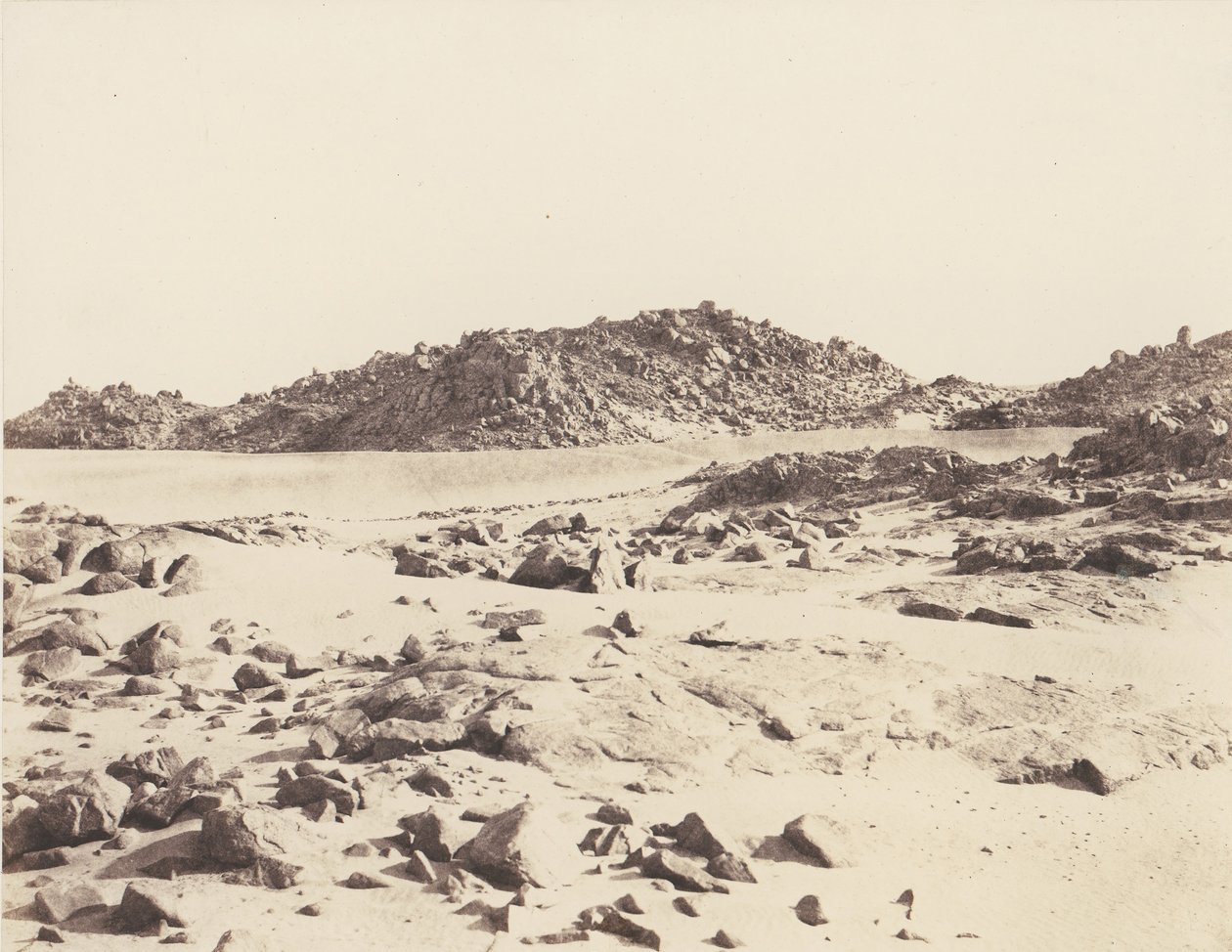 Første grå stær, granitbjerge dækket af sand, 1851-52, trykt 1853-54. af Félix Teynard