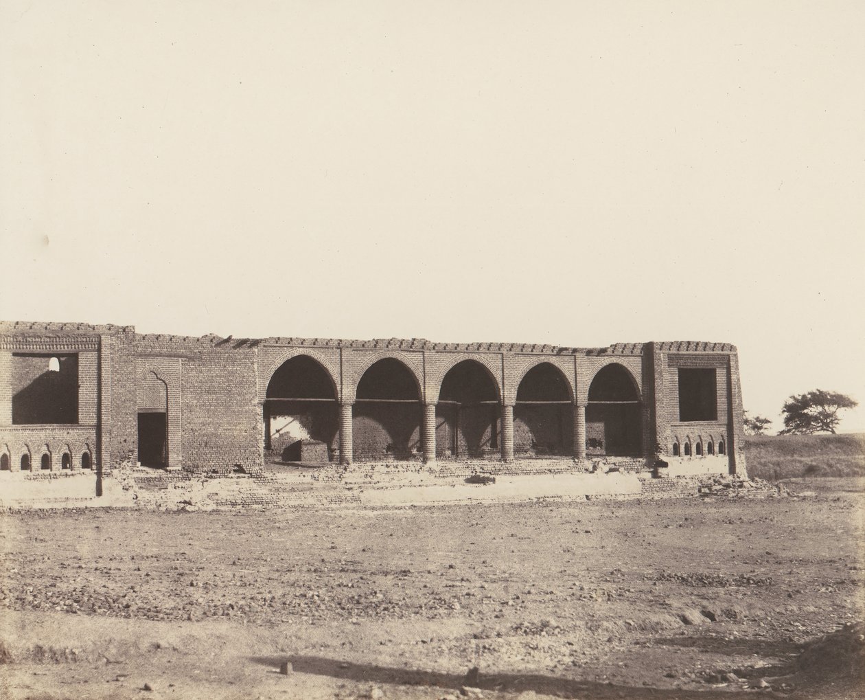 Syout, Caravanserai i ruiner, 1851-52, trykt 1853-54. af Félix Teynard