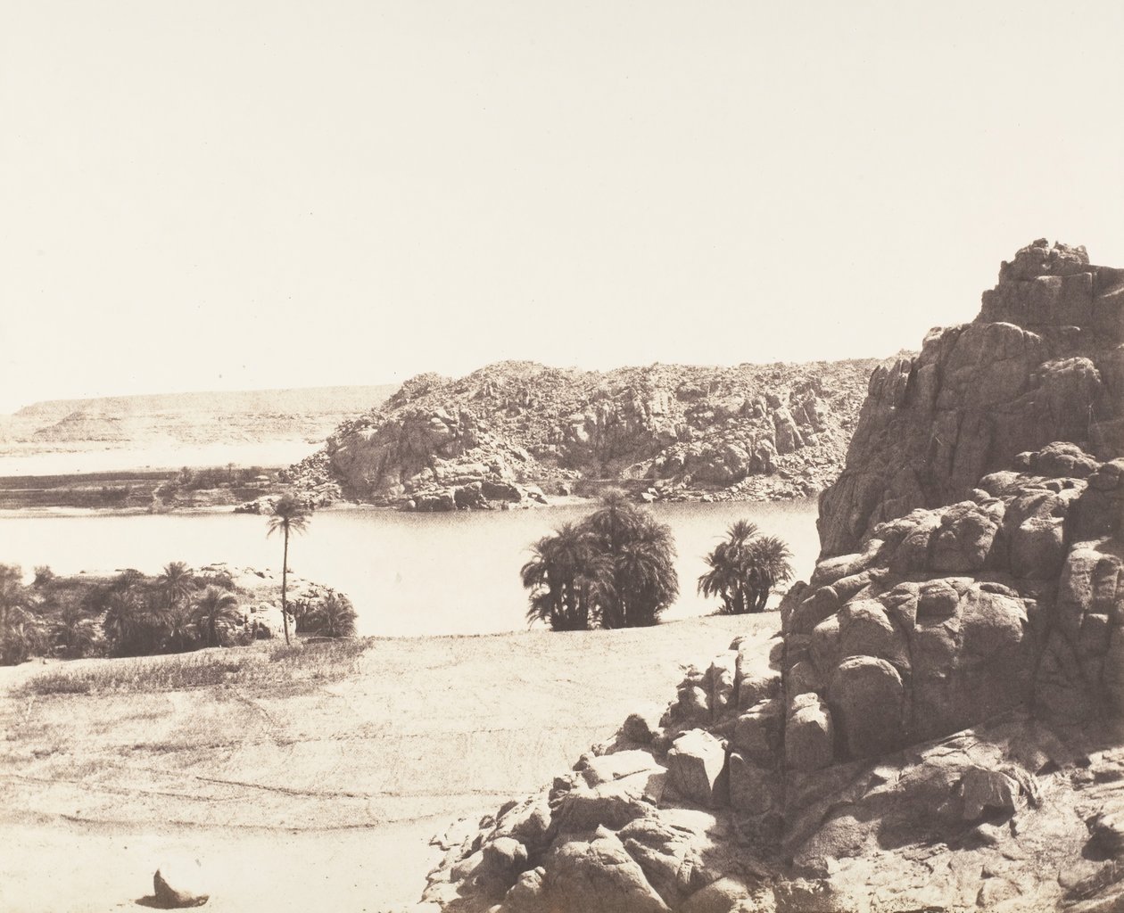 Tâfah, Granitklipper på Nilens bredder, 1851-52, trykt 1853-54. af Félix Teynard