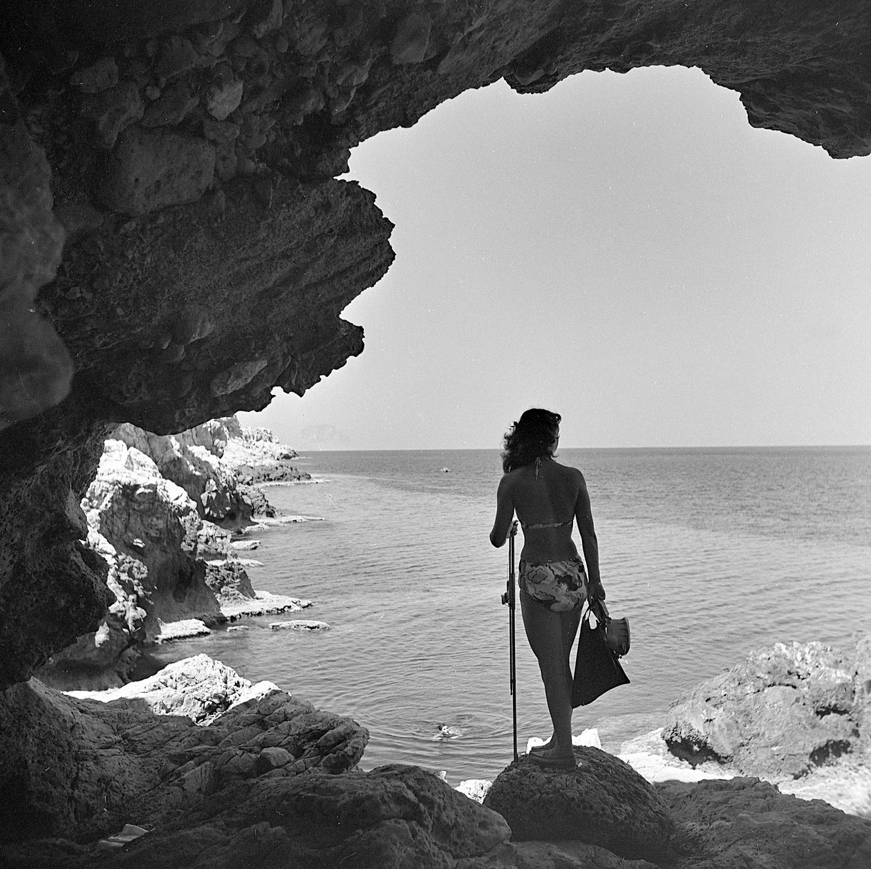 Bader på klippen og kigger ned på havet nær landsbyen Aspra, nær Palermo, Sicilien, ca. 1950 (s/h-foto) af Fosco Maraini