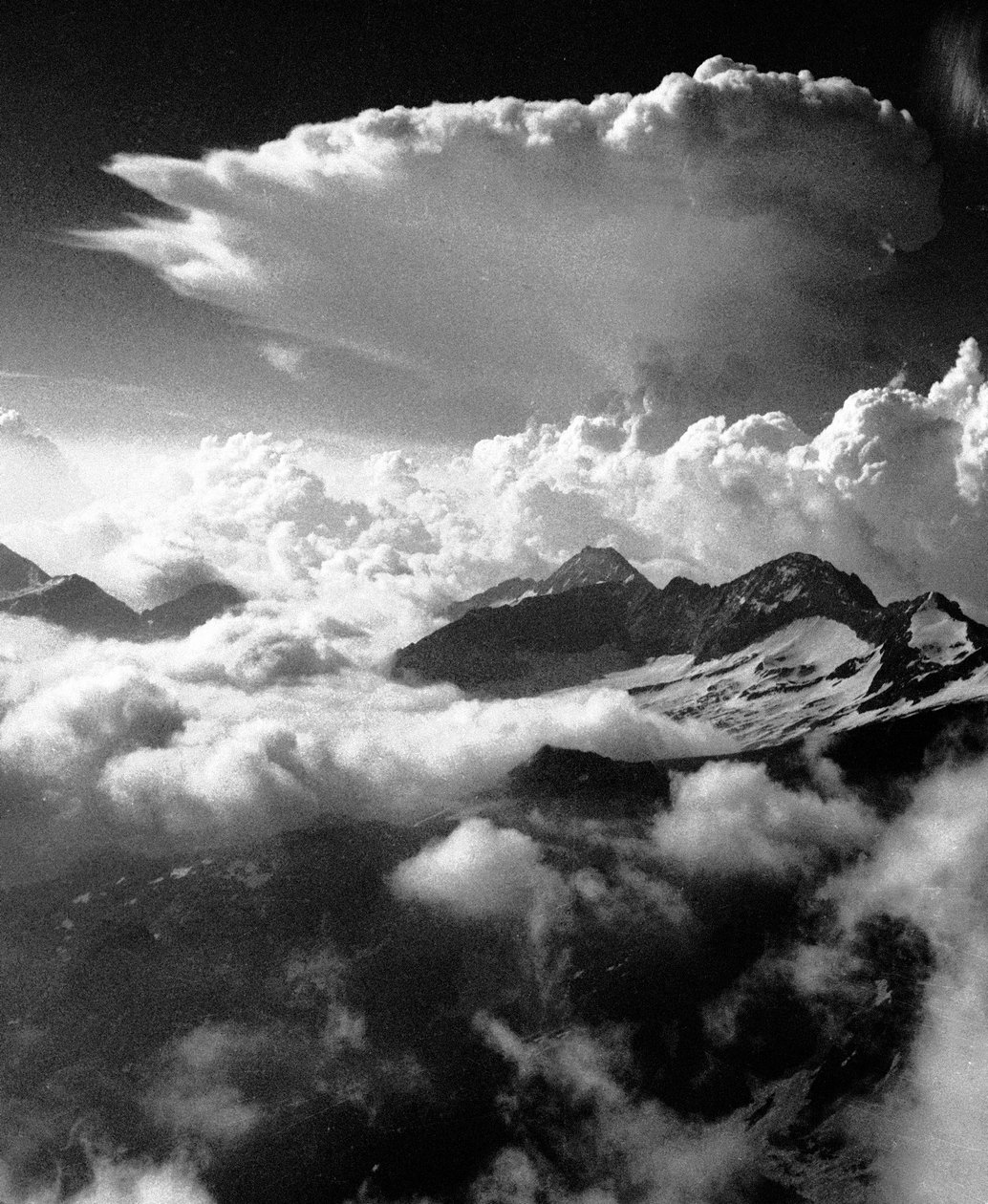 Klatring op ad Breithorn, toppen af Monte Rosa-bjergkæden. af Fosco Maraini