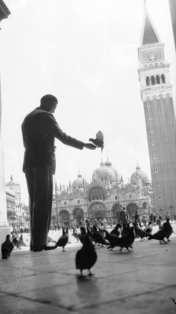 Japan og Italien: Billedhuggeren Ernesto Michahelles sagde Thayaht på Piazza San Marco i Venedig af Fosco Maraini