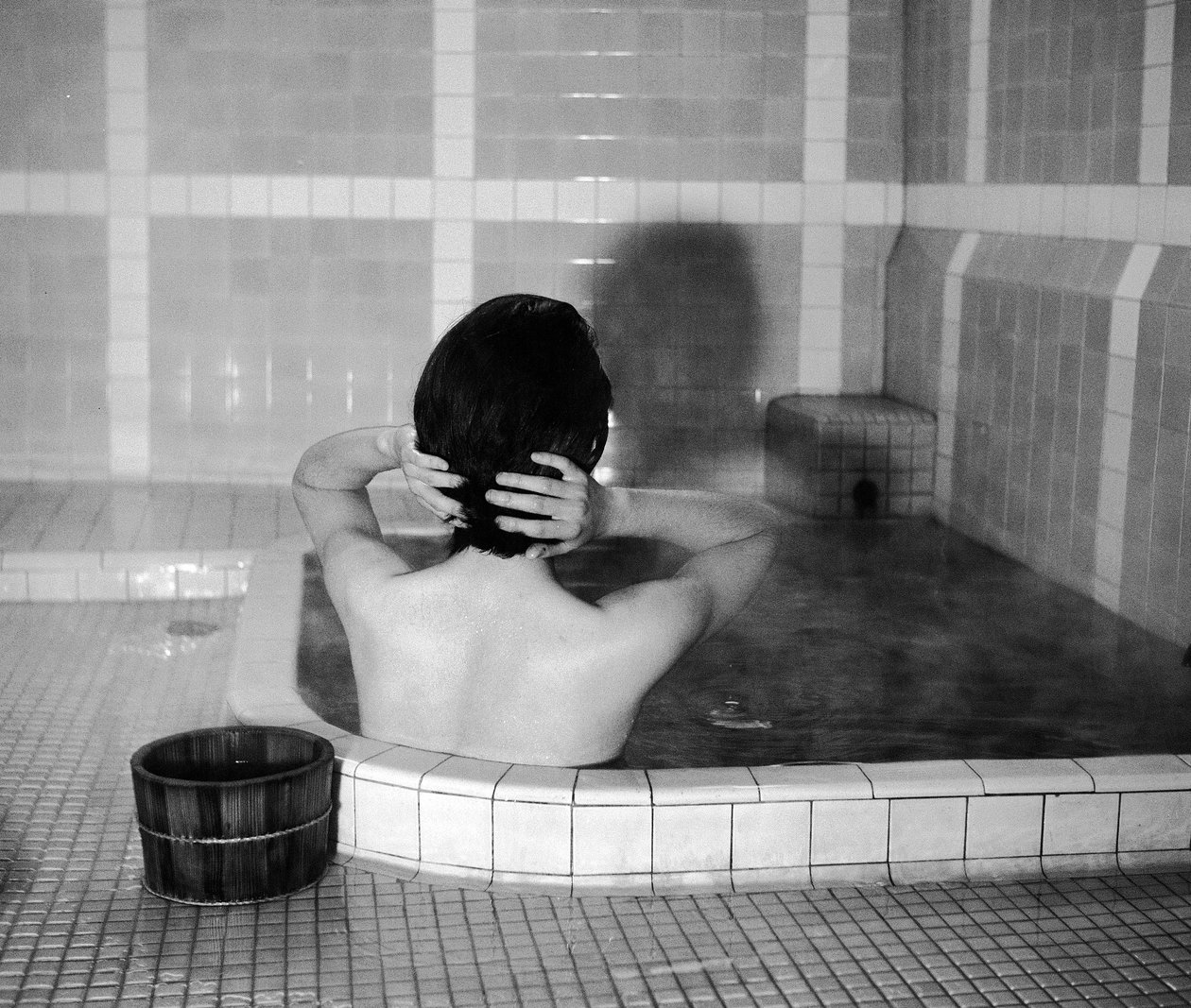 Kyoto: Taeko i badet af Fosco Maraini