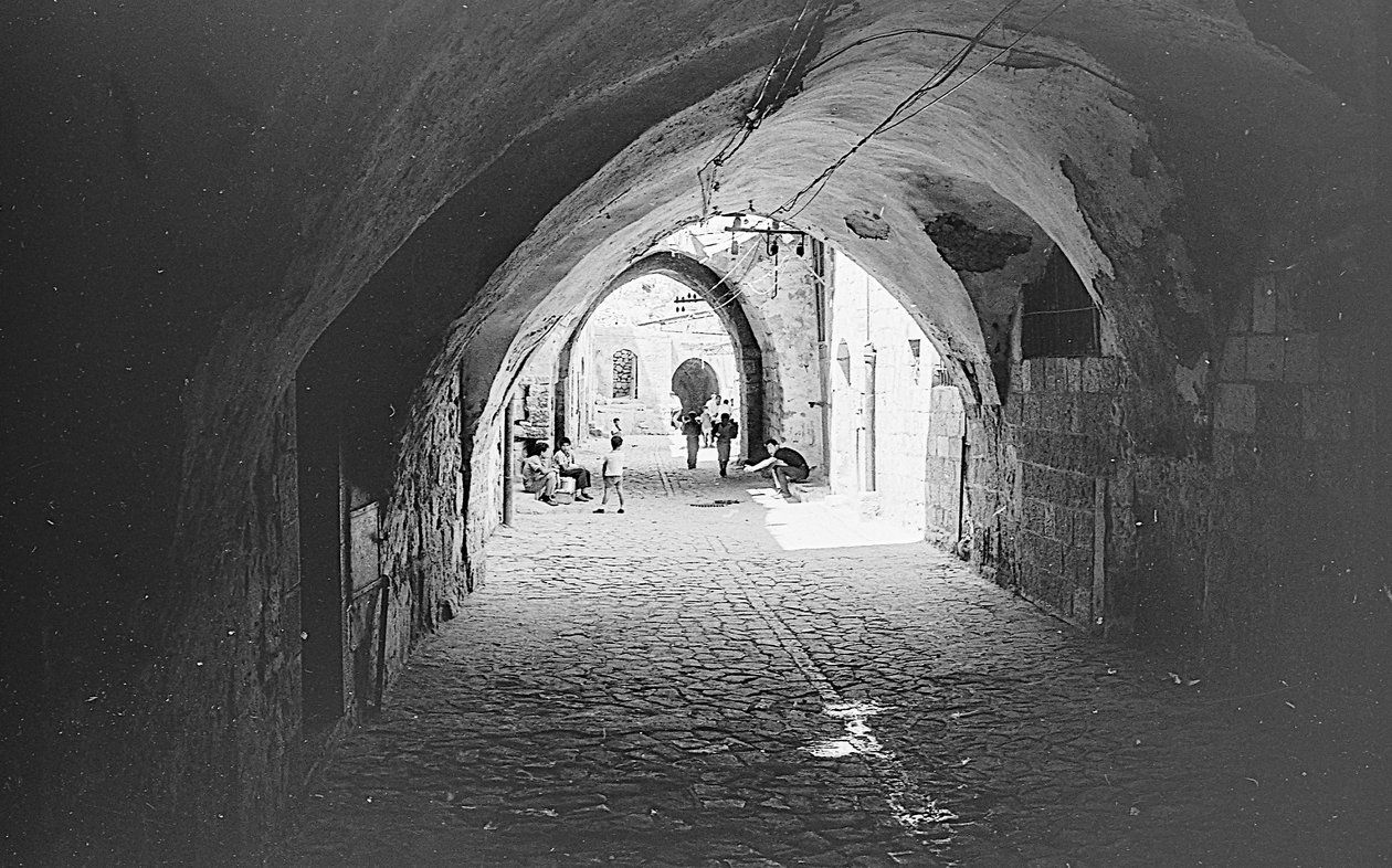 Vej i souks i den gamle bydel i Jerusalem af Fosco Maraini