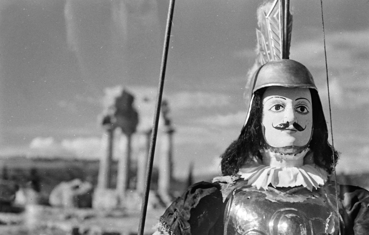 Siciliansk marionetdukke. I baggrunden ses Castor og Pollux-templet eller Castor og Pollux i Tempeldalen i Agrigento. af Fosco Maraini
