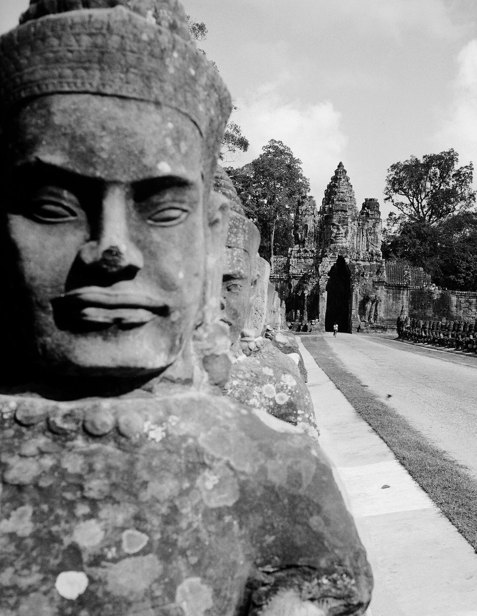 Statue på adgangsgaden i Angkor Thorn in Cambogia af Fosco Maraini