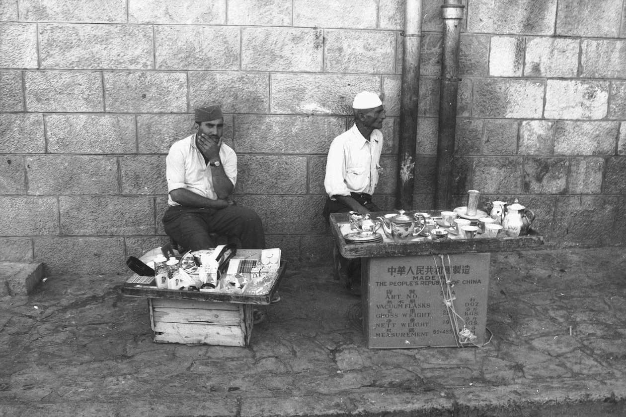 Gadesælgere på en gade i Jerusalem af Fosco Maraini