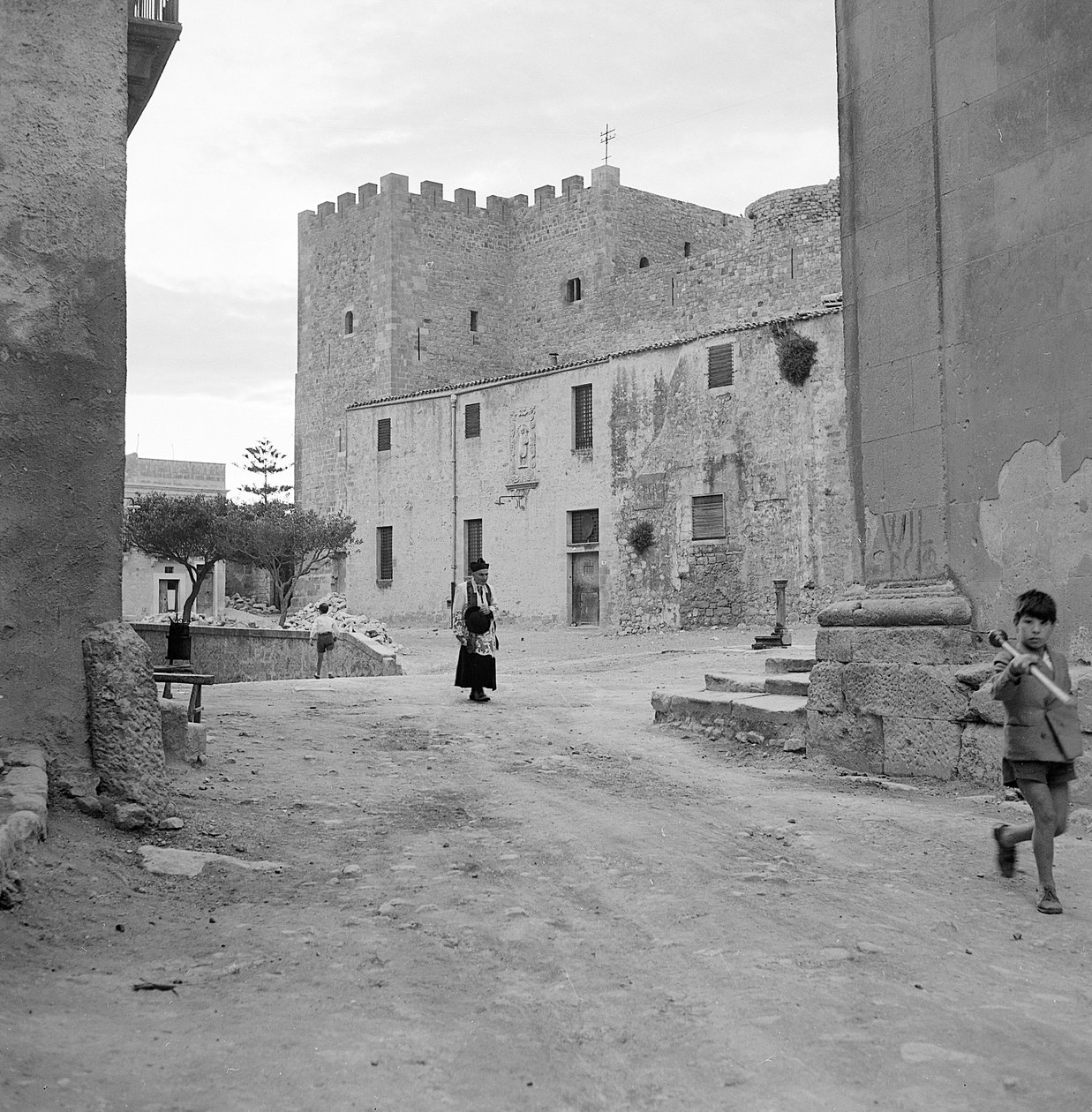 Udsigt over Salemi med sit slot, Sicilien af Fosco Maraini
