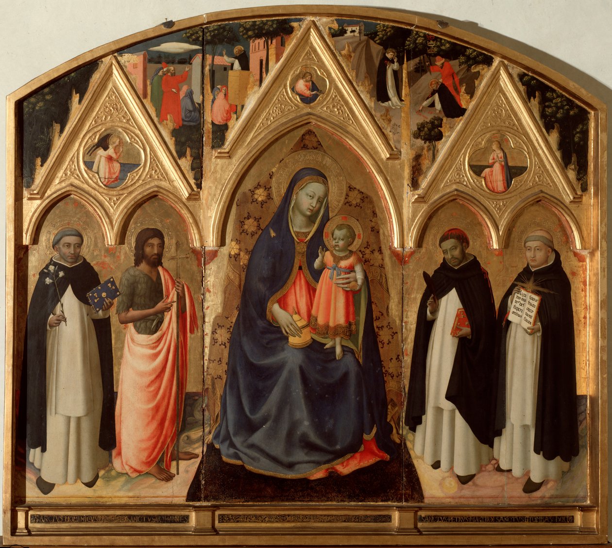 Jomfru og Barn omgivet af St. Dominica, St. Johannes Døberen, St. Thomas Aquinas og St. Peter martyr. (St. Peter af Verona Triptykon, tempera på panel af Fra  Angelico