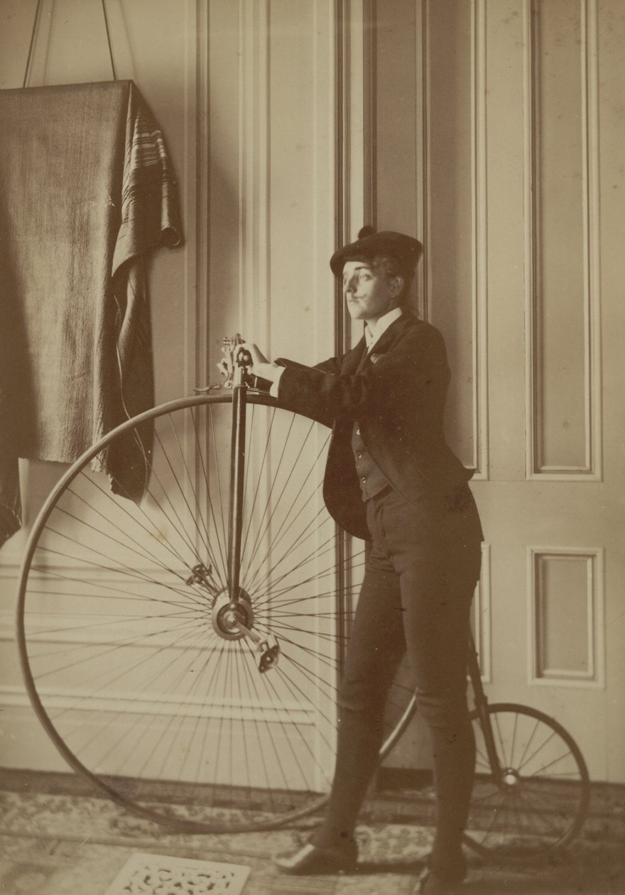 Inde i huset med en Penny Farthing cykel, ca. 1890 (sepia foto) af Frances Benjamin Johnston