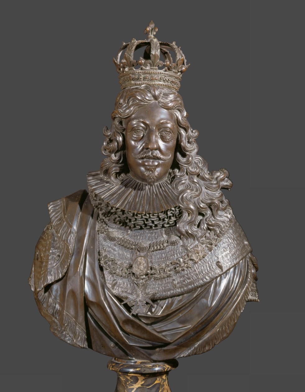 " Les Bronzes de la Couronne" består af bronzeskulpturer, der hovedsageligt blev indsamlet af og givet til Ludvig XIV ... af Francesco Bordoni