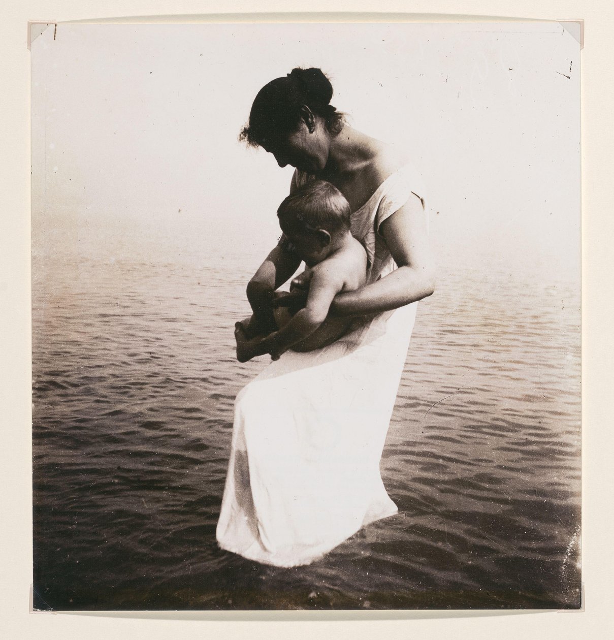 Montage af kvinde med baby og hav i baggrunden af Francesco Michietti