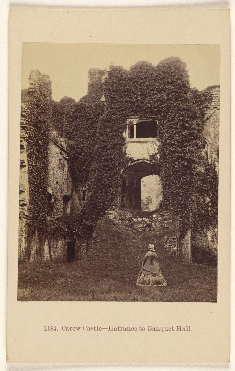 Carew Castle - Indgang til festsalen. af Francis Bedford