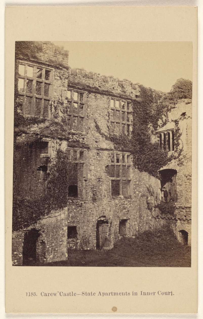 Carew Castle - statslejligheder i den indre gård af Francis Bedford