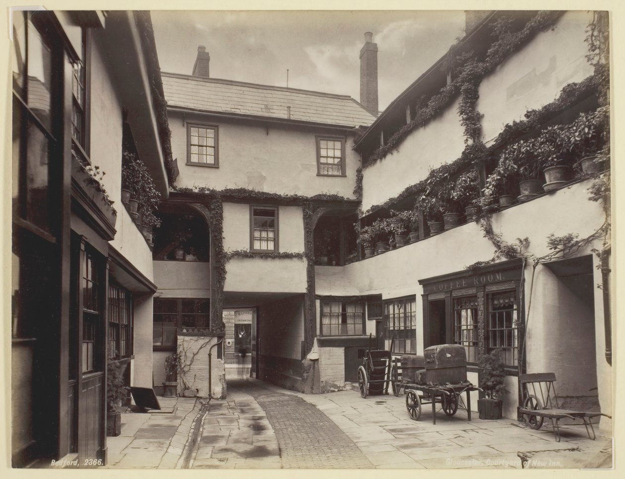Gloucester, Courtyard of New Inn, 186094. af Francis Bedford