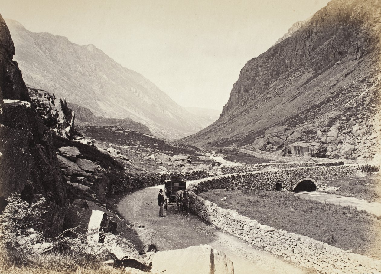 Llanberis, passet, set oven fra broen, nr. 2. (524) af Francis Bedford