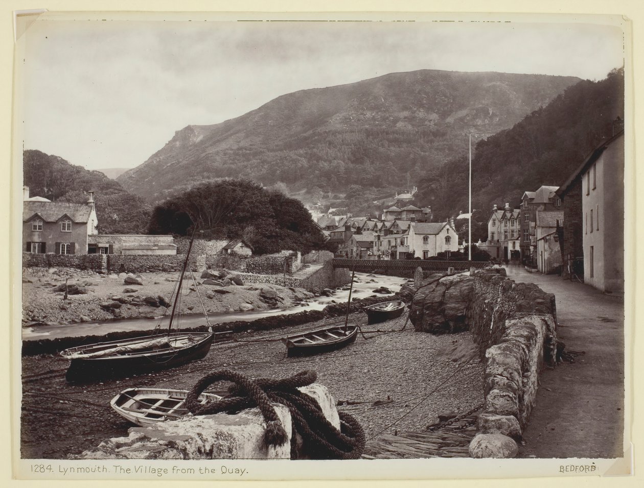 Lynmouth, Landsbyen fra kajen, 186094. af Francis Bedford
