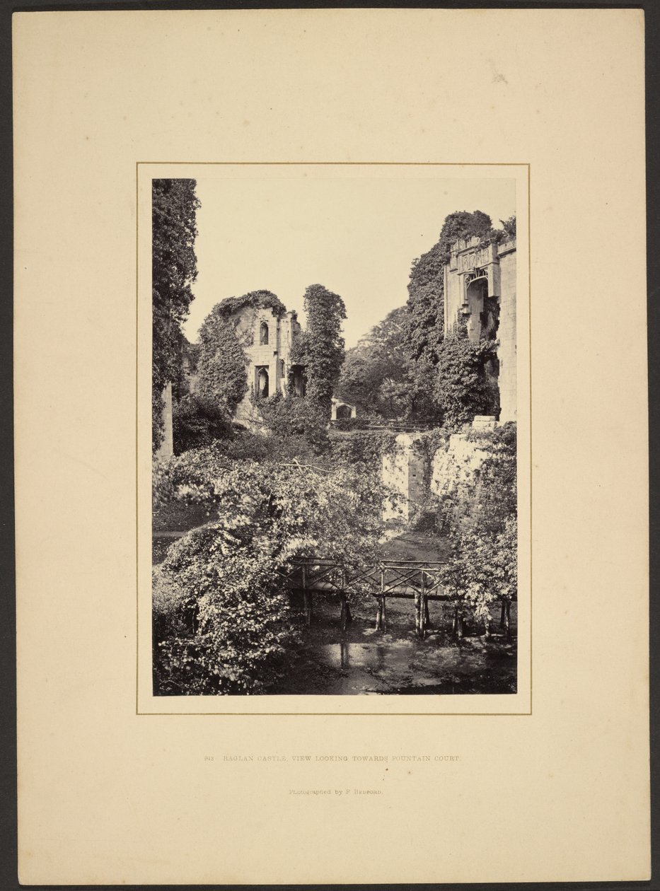 Raglan Castle, udsigt mod Fountain Court af Francis Bedford