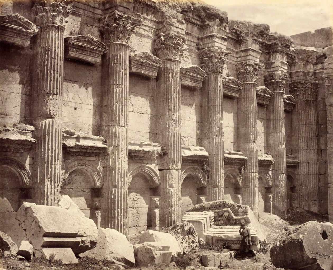 Nordvæggen i det indre af Jupiter-templet, der viser de riflede søjler, Baalbek af Francis Bedford
