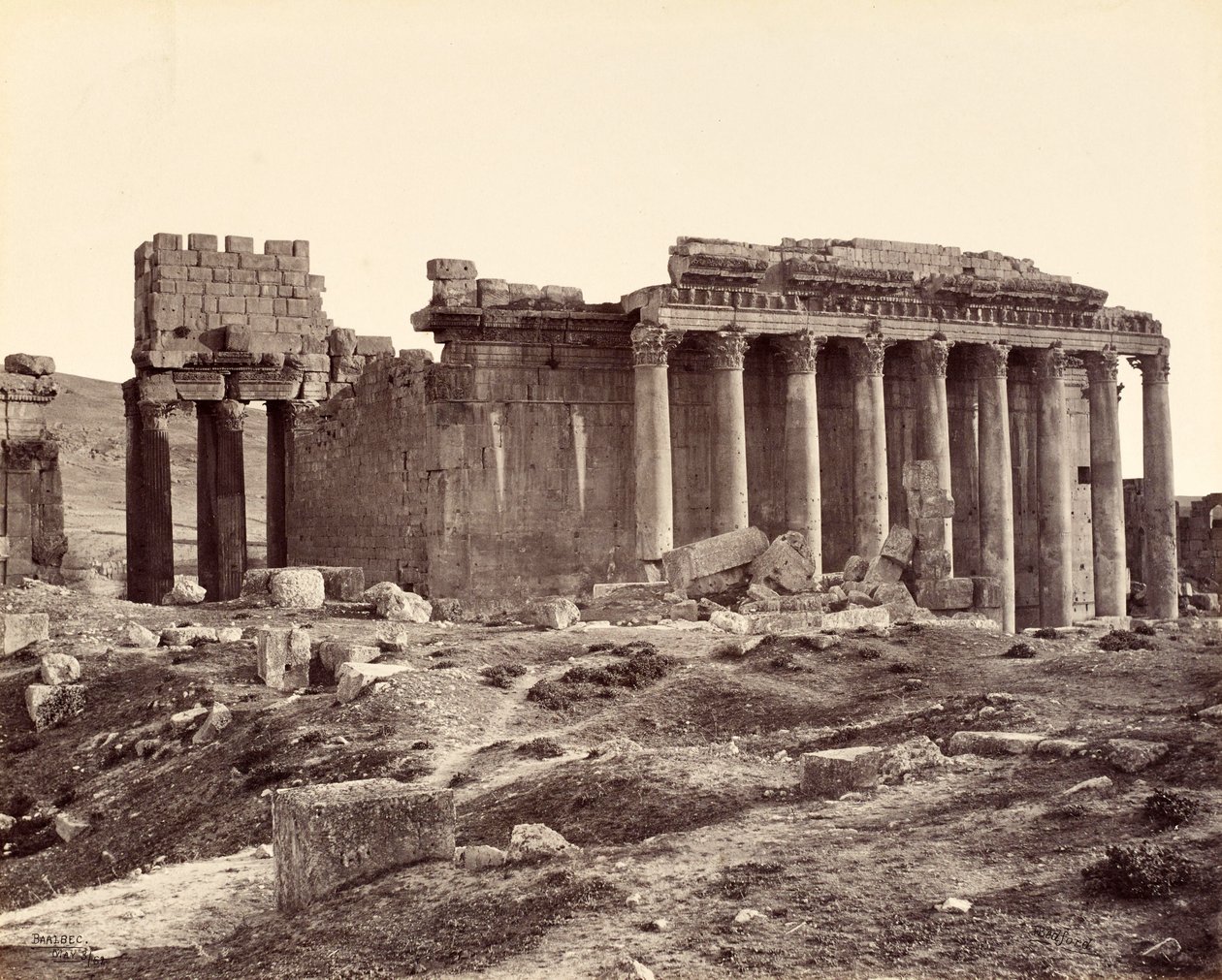 Jupiter-templet, set fra nordøst, Baalbek af Francis Bedford