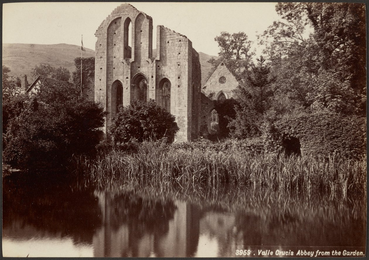 Valle Crucis-klosteret set fra haven af Francis Bedford