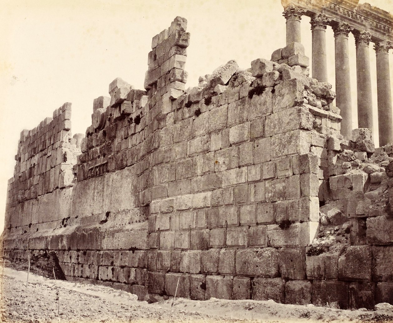 Den vestlige ende af ydermuren til Soltemplet, Baalbek af Francis Bedford