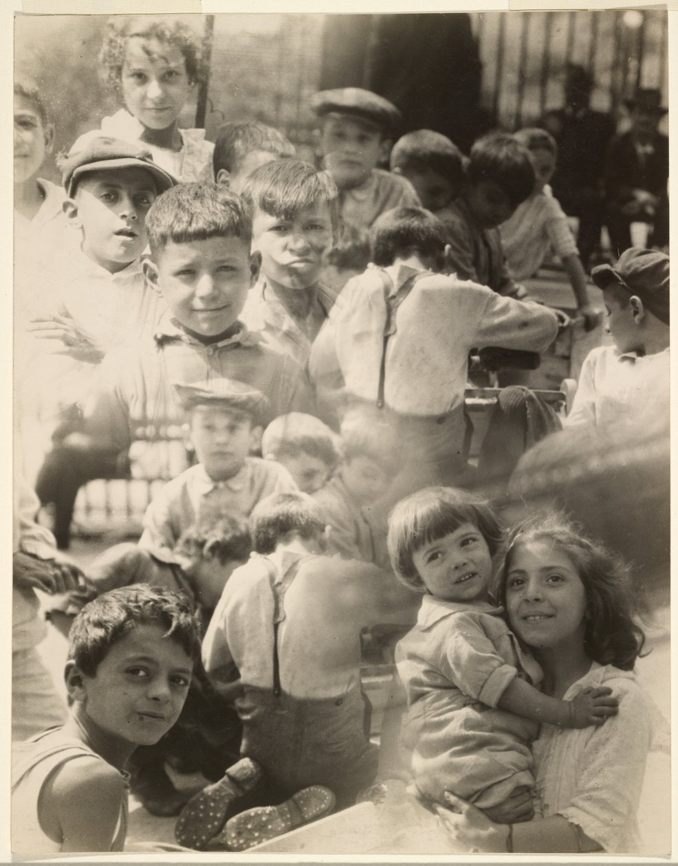 [Fotomontage af børn]. af Francis Bruguière