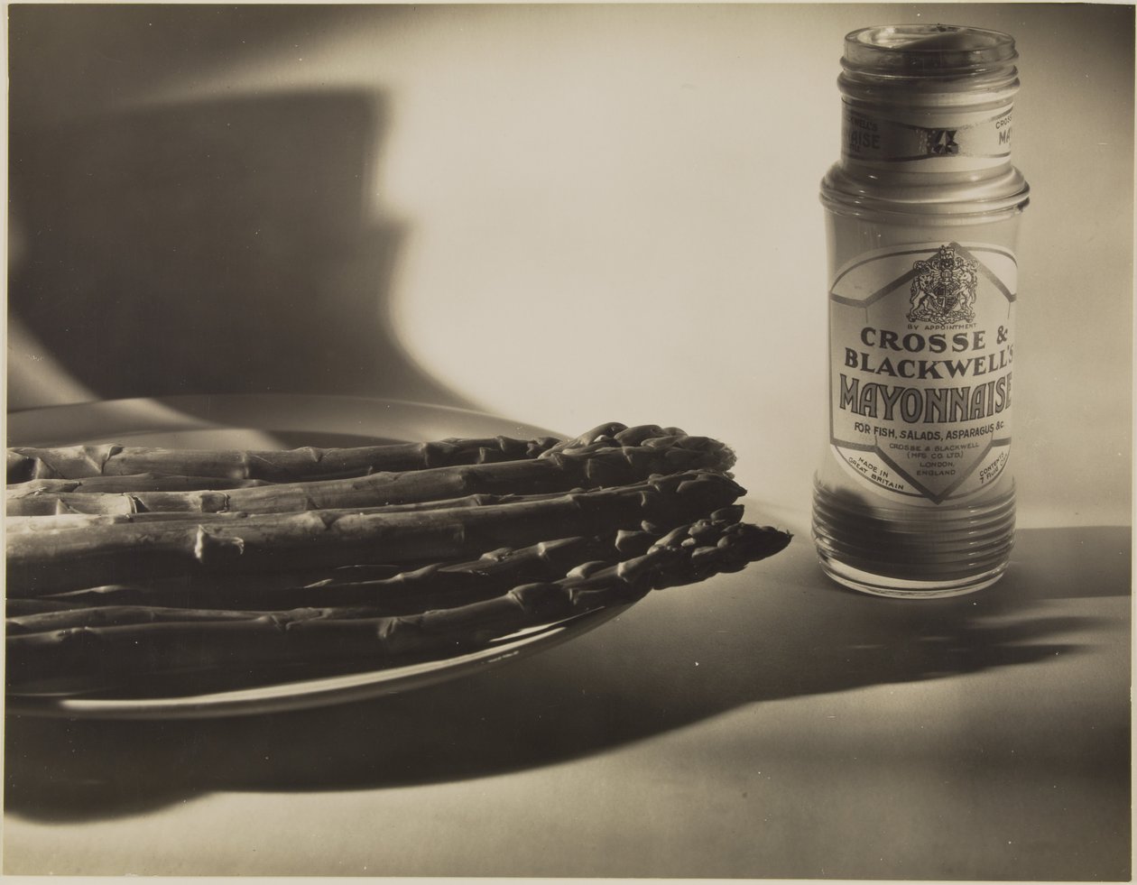 [Stilleben med asparges og krukke med mayonnaise]. af Francis Bruguière