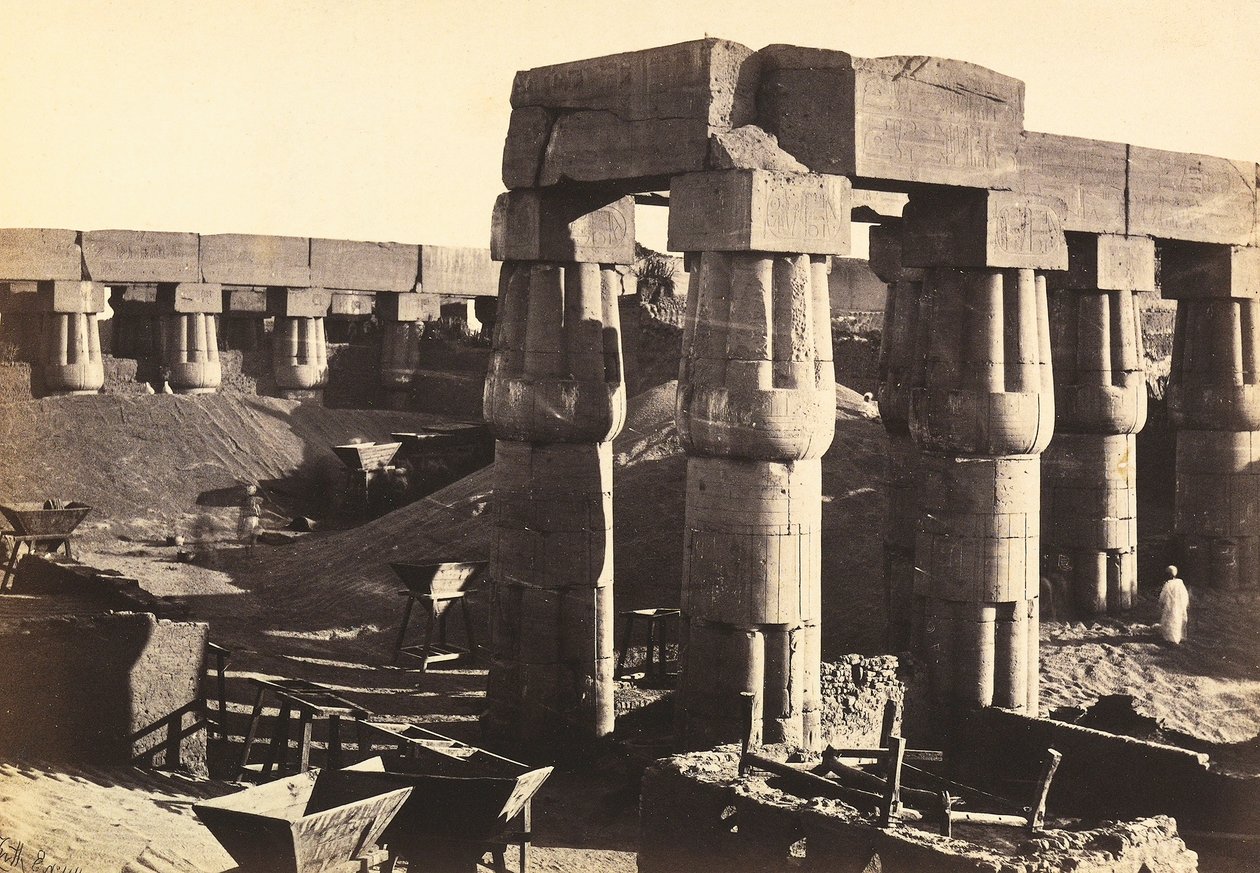 "Egypten og Palæstina": søjlegang i gården til Amenhotep III-festivalen i Luxor-templet (El-Uqsor), Egypten af Francis Frith