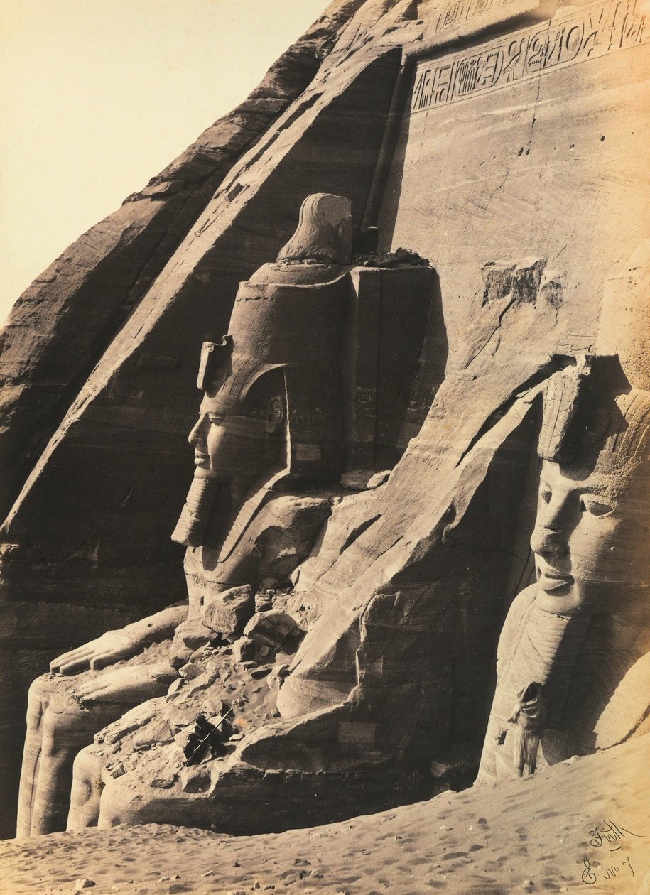 "Egypten og Palæstina": kolosserne af Ramses II på venstre side af facaden af Abu Simbels store tempel i Nedre Nubia, Egypten af Francis Frith