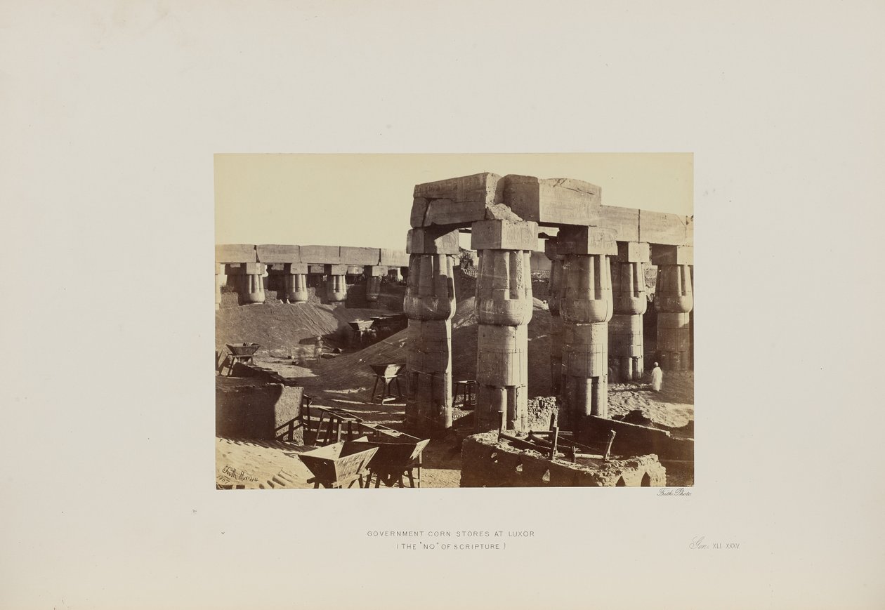 Statens kornmagasiner i Luxor, Skriftens „No“ af Francis Frith